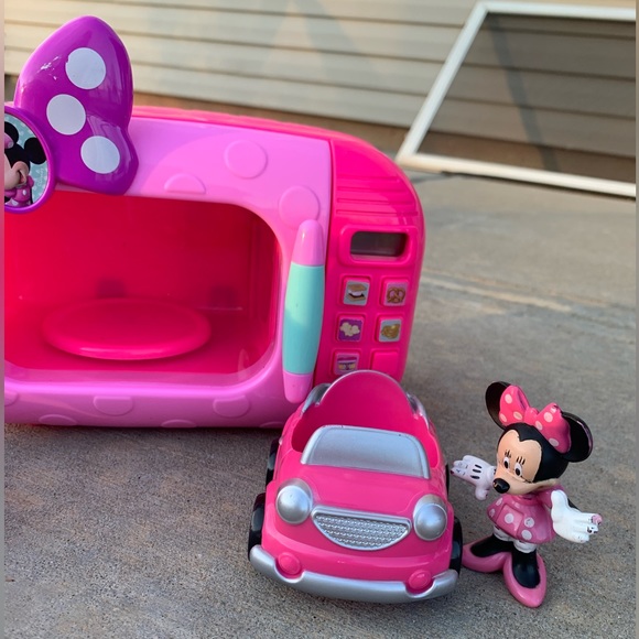 MINNIE MOUSE MICROWAVE WITH MINNIE MOUSE MINI DOLL WITH TWO CARS - Picture 3 of 7